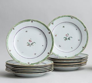 SET OF FIFTEEN FAMILLE ROSE CHINESE EXPORT PLATES