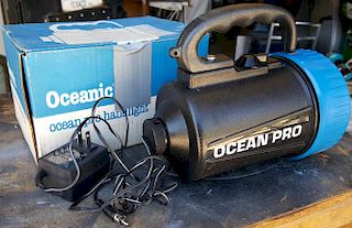 Oceanic Ocean Pro hand light.          Item G11