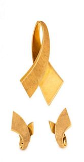 An 18 Karat Yellow Gold Ribbon Motif Demi-Parure, 11.05 dwts.