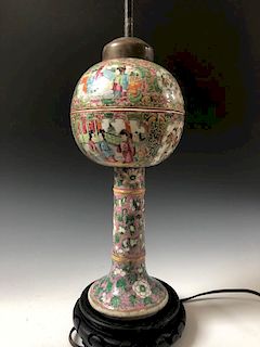 A FINE CHINESE ANTIQUE FAMILLE ROSE LAMP