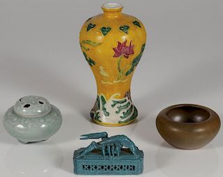 A GROUP OF CHINESE CERAMIC ITEMS