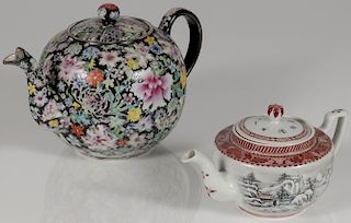 AN ATTRACTIVE FAMILLE ROSE DECORATED TEAPOT