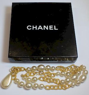 JEWELRY. Vintage Chanel Pearl Necklace.