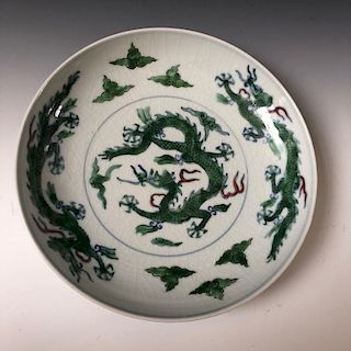 A CHINESE ANTIQUE GREEN-ENAMELED DRAGON PLATE, MARKED