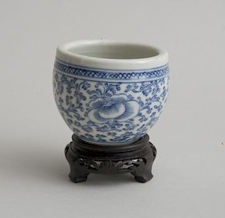GROUP OF FIVE CHINESE BLUE AND WHITE PORCELAIN VESSELS
