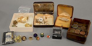 Tray lot to include cufflinks, buttons, etc., some gold. 

Provenance: Estate of Peggy & David Rockefeller having stamp/label.
