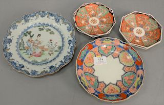 Group of Chinese export plates and dishes to include a plate with painted Guanyin in courtyard (diameter 9 inches), rose famille pla...