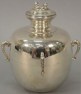 Silver urn having bulbous body with four handles and coat of arm plaque. height 7 1/4 inches, 17.5 troy ounces 

Provenance: Estate ...