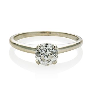 DIAMOND & WHITE GOLD SOLITAIRE RING