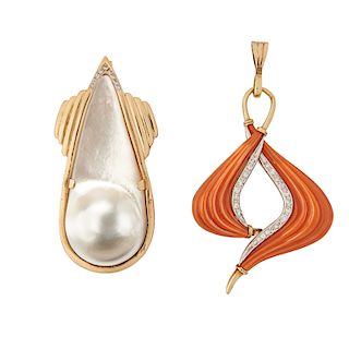 BLISTER PEARL OR CORAL YELLOW GOLD PENDANTS