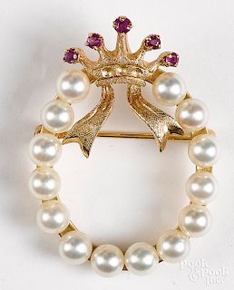 14K yellow gold and pearl pin, 4.5 dwt.
