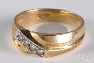 14K yellow gold and diamond ring, 3.7 dwt.