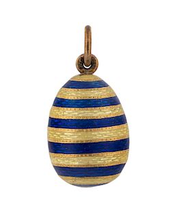 A RUSSIAN GOLD AND GUILLOCHE ENAMEL EGG PENDANT, ST.PETERSBURG, 1898-1904