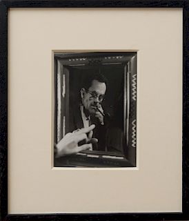 MAN RAY (1890-1976): PORTRAIT DE L'ARTIST (APPUYER LE DOIGT SUR UN MIRROIR FLEXIBLE)