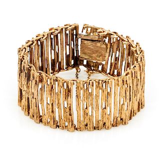 9k Yellow gold bracelet with bark textured links, 60.7g.