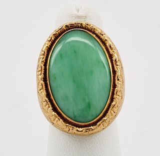 18k Yellow gold & jade ring with engraved setting, 22.3g.