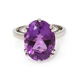 An 18 Karat White Gold and Amethyst Ring, 3.90 dwts.