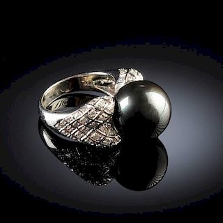 AN 18K WHITE GOLD, BLACK SOUTH SEA PEARL, AND  DIAMOND LADY'S RING,