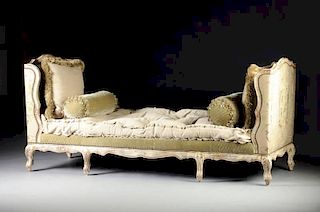 A LOUIS XV STYLE WHITE PAINTED AND UPHOLSTERED CARVED WOOD DAYBED, MODERN,