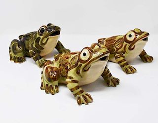 3 Brush pottery frogs