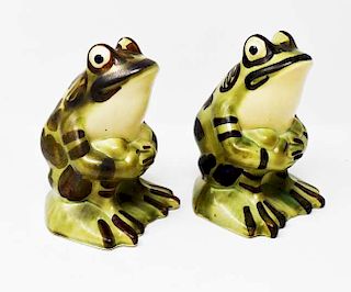 2 Brush pottery frogs