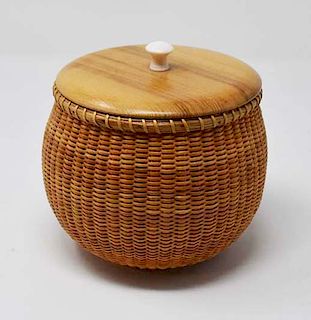 Nantucket basket with wooden lid