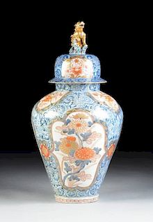 A LARGE JAPANESE IMARI LIDDED VASE,  LATE 19TH/EARLY 20TH CENTURY,