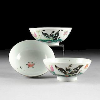 A SET OF THREE CHINESE FAMILLE ROSE PORCELAIN TEA BOWLS,  REPUBLIC PERIOD (1912-1949),