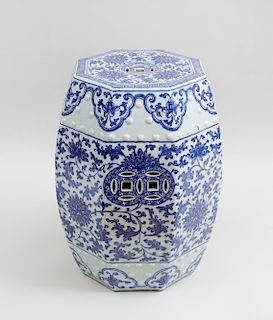 CHINESE BLUE AND WHITE PORCELAIN GARDEN SEAT