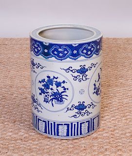 CHINESE BLUE AND WHITE PORCELAIN UMBRELLA STAND