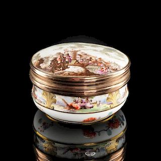 A MEISSEN PORCELAIN CIRCULAR SNUFF BOX AND COVER WITH GILT COPPER MOUNTS, CIRCA 1735-1740,