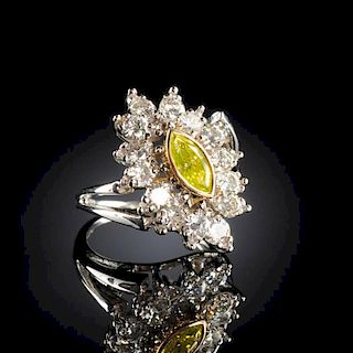 A 14K WHITE GOLD AND YELLOW DIAMOND LADY'S RING,