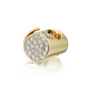 An 18K Gold Diamond Ring