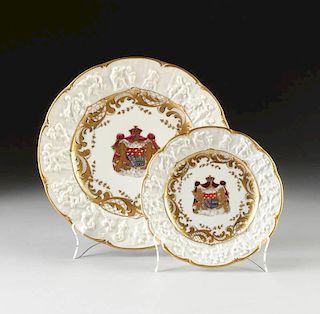 A TWENTY PIECE CAPO-DI-MONTE STYLE  PARCEL GILT AND POLYCHROME PAINTED ARMORIAL PARTIAL DINNER SET BEARING BLUE AND GILT MARKS, EARLY 20TH CENTURY,