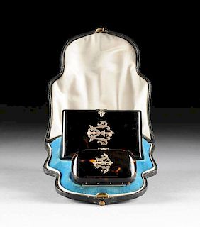 A CASED FRENCH FAUX TORTOISESHELL AND SILVERED METAL COIN PURSE AND CARTE DE MEMOIRE, CIRCA 1880-1890,