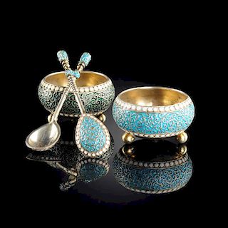 A PAIR OF GUSTAV KLINGERT RUSSIAN SILVER GILT AND CLOISONNÉ ENAMEL OPEN SALTS AND SPOONS, MOSCOW, 1893,