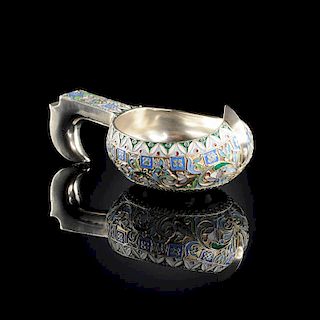 A RUSSIAN SILVER GILT AND SHADED CLOISONNÉ ENAMEL KOVSH ATTRIBUTED TO FEODOR RUCKERT, RETAILED BY PAVEL OVCHINNIKOV, MOSCOW, CIRCA 1908-1918,
