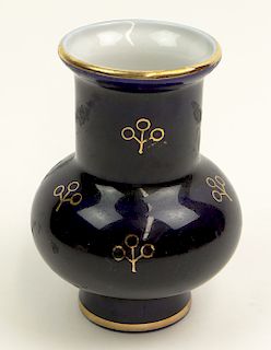 Mid 20th Century U.S.S.R. Leningrad Lomonosov Porcelain Factory Porcelain  Vase. Signed. Good Condi