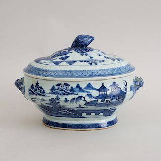 Chinese Blue and White Porcelain Soup Tureen and Cover, in the 'Willow' Pattern