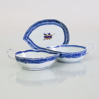 Chinese Export Porcelain Armorial Leaf-Form Dish and a Pair of Sauce Boats, with Blue Fitzhugh Border