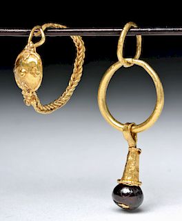 Two Roman 16K Gold Earrings, One Garnet - 4 g