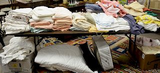 Table lot of sheets and duvet covers Schweitzer linens, Wamsutta (mostly queen size) along with ten quilts "Insuloft" and Etro Home ...