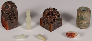 A GROUP OF CHINESE CARVED JADE AND HARDSTONE