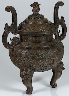 A VERY FINE CHINESE BRONZE LIDDED URN