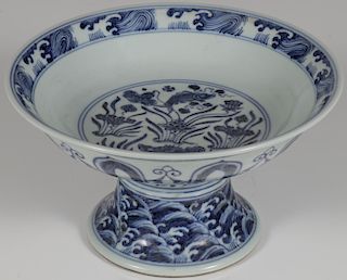 A CHINESE BLUE AND WHITE GLAZED COMPOTE