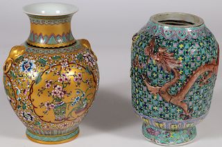 A FINE PAIR OF CHINESE PORCELAIN VASES