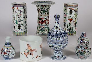 SIX PIECES OF CHINESE PORCELAIN
