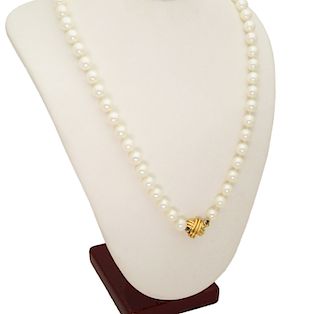 Tiffany Signature Pearl Necklace With an 18K Gold Clasp - 17" 