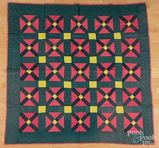 Pieced block pattern quilt