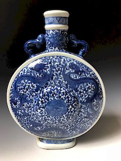 A SUPERB CHINESE BLUE AND WHITE PORCELAIN  MOON FLASK VASE, MARKED.
